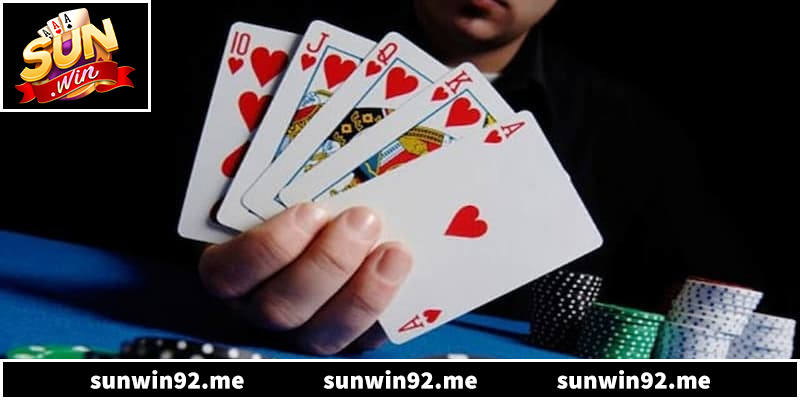 Bàn chơi quy định từ 2 đến 6 người tham gia